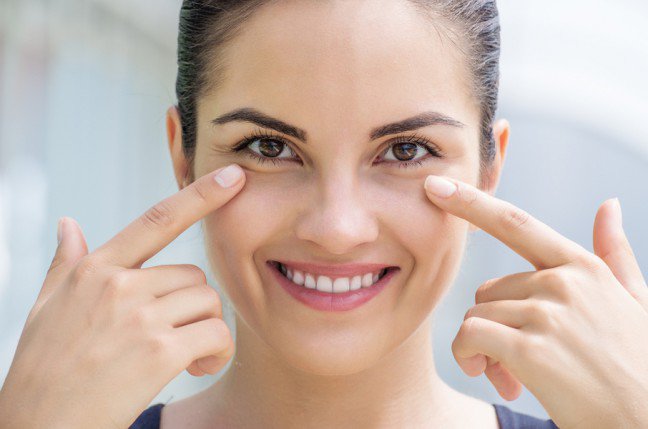 8. Najdelikatniejsza skóraDbanie o skórę wokół oczu to ważna część pielęgnacji cery. Skóra wokół oka jest delikatna, cienka i wrażliwa, więc należy zwrócić na nią szczególna uwagę. Jeśli masz problemy z podkrążonymi oczami lub zmarszczkami, istnieją sposoby na walkę z tymi problemami. Oto 7 przydatnych wskazówek na pielęgnację delikatnej skóry wokół oczu.