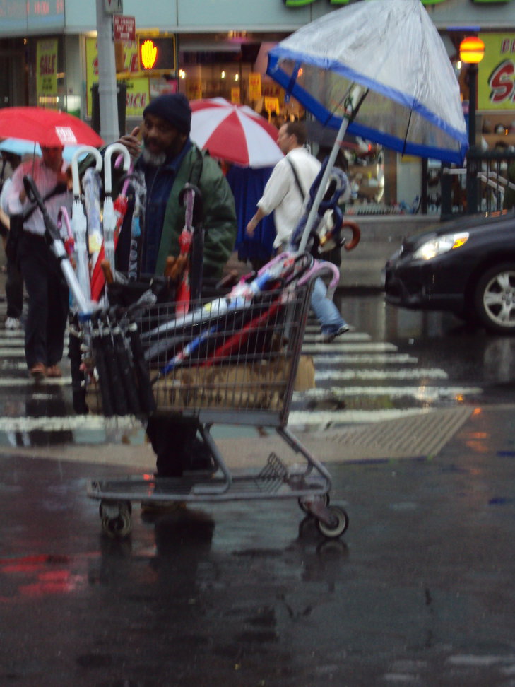 Uliczny sprzedawca parasoli na Union Square