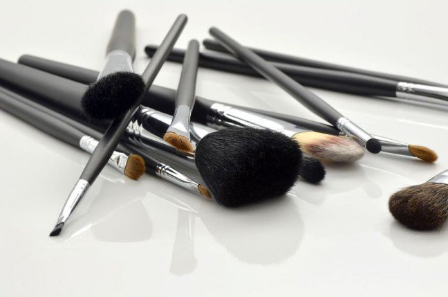 6. Nakładaj bronzer dużym pędzlemDuży okrągły pędzel umożliwi ci równomierne rozprowadzenie bronzera. Zbyt mały pędzel o zbitym włosiu może jedynie doprowadzić do powstania nieestetycznych smug na powierzchni skóry.