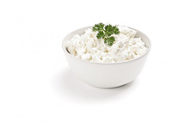 5. Niepasteryzowane produkty nabiałoweZe względu na wysoką tolerancję różnorodnych temperatur, bakteria L. monocytogenes może się również rozwijać przy niskiej temperaturze w lodówce oraz profesjonalnych zakładach mleczarskich. Bardziej podatne na rozwój tego mikroorganizmu są produkty niepasteryzowane. Z tego względu, wybierając mleko, twaróg czy inne produkty z grupy nabiałowej, lepiej sięgnąć po wersję pasteryzowaną.
