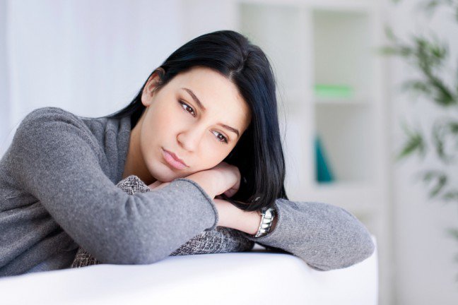 7. Problemy emocjonalne
7. Problemy emocjonalne
Od złego nastroju czy irytacji do poważnych chorób emocjonalnych, takich jak depresja – zdrowie emocjonalne cierpi z powodu stresu. Kobiety lepiej radzą sobie z ukrywaniem uczuć złości i agresji, ponieważ części mózgu odpowiedzialne za te emocje są u nich większe niż u mężczyzn. Jednakże depresja dotyka kobiety dwa razy częściej niż płeć przeciwną – często zdarza się depresja poporodowa czy depresja po menopauzie.