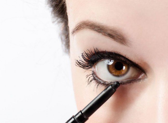 3. EyelinerU brunetek doskonale prezentuje się zarówno klasyczny czarny eyeliner jak i ten w brązowej kolorystyce. W okresie lata mogą one również eksperymentować z barwnymi eyelinerami, np. turkusowym czy błękitnym.