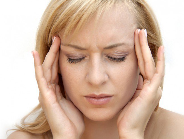10. Jakie są przyczyny migreny?Chociaż przyczyny migreny nie są do końca poznane, uważa się, że to czynniki genetyczne oraz środowiskowe w znacznej mierze przyczyniają się do wystąpienia ataków migreny. Zaburzenia w równowadze chemicznej mózgu, zmniejszenie poziomu serotoniny, która pomaga regulować odczucie bólu – cały czas stanowią przedmiot badań naukowców. Chociaż mechanizm powstania migreny nie jest do końca znany, można wyróżnić kilka czynników, które przyczyniają się do wywołania ataku.