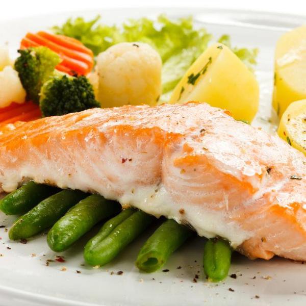 4. Dieta uboga w białkoZdrowie i dobra kondycja mięśni to czynniki w dużej mierze zależne od stosowanej przez nas diety. Mięśnie do regeneracji po wysiłku potrzebują szeregu aminokwasów. Te z kolei można znaleźć w produktach zawierających pełnowartościowe białko, takich jak ryby oraz mięso. Niestety niedostateczna ilość białka w diecie skutkuje osłabieniem mięśni, które warunkują utrzymanie prawidłowej postawy ciała.