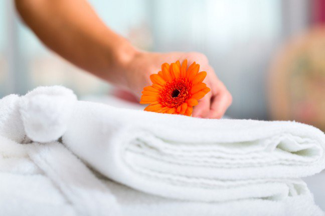 10. Zła jakość powietrzaZła jakość powietrza w hotelowym pokoju może zwiększyć ryzyko tego, że zachorujesz. Takie nieświeże powietrze sprawia, że do organizmu mogą dostać się nieprzyjazne zarazki. Może także powodować alergię. Równie drażniący jest dym z papierosów. Zawsze staraj się rezerwować pokoje dla niepalących.
