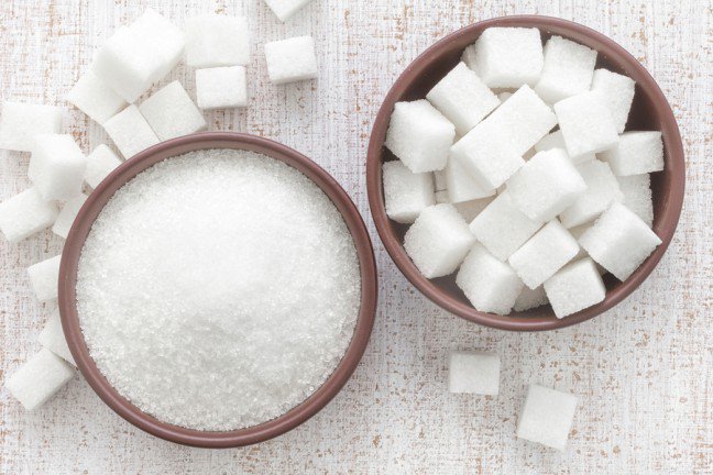 7. Cukier jest niezdrowyPoza tym, że cukier nadaje słodki smak napojom czy niektórym potrawom, składnik ten nie wnosi nic pozytywnego do naszej diety. Co gorsza, w przeciętnym gospodarstwie domowym cukier jest wykorzystywany w nadmiernej ilości. To z kolei może przyczynić się do wzrostu ryzyka wystąpienia cukrzycy czy miażdżycy. Z tego względu warto czytać etykiety produktów spożywczych i unikać tych, które w składzie zawierają cukier rafinowany, syrop glukozowo-fruktozowy, syrop kukurydziany czy cukier trzcinowy.