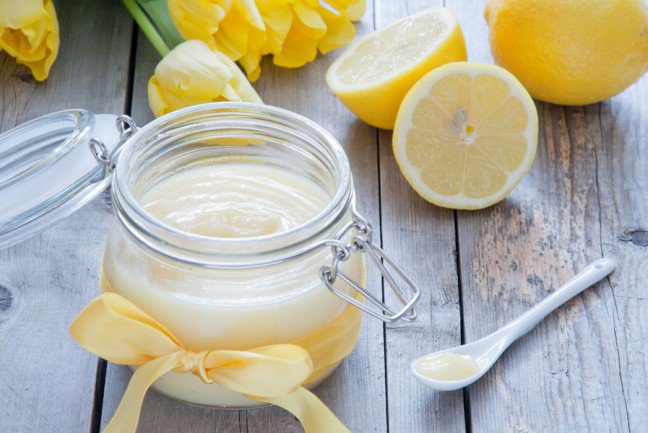 2. Nawilżający peeling do twarzy i ustPeeling wygładza skórę i przygotowuje ją do przyjęcia składników aktywnych zawartych w kosmetykach. Wystarczy połączyć odrobinę oleju arganowego z brązowym cukrem do uzyskania konsystencji gęstej papki. Aplikujemy go na skórę i delikatnie masujemy okrężnymi ruchami. Tego rodzaju peeling można również wykorzystać do wygładzenia ust.