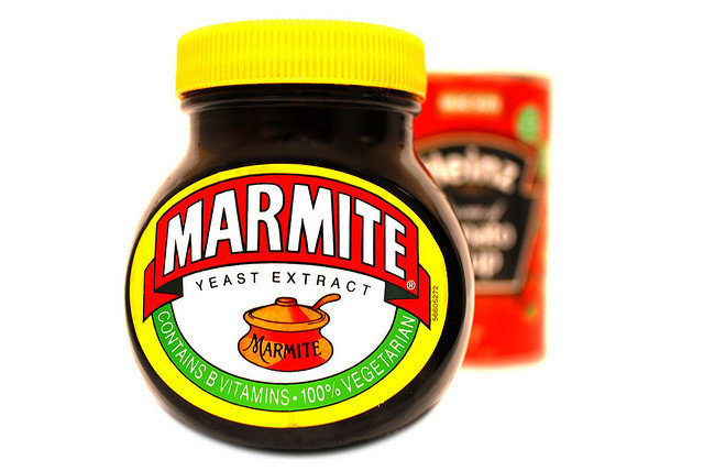 10. MarmiteMarmite to produkt popularny w Wielkiej Brytanii, gdzie wykorzystywany jest powszechnie jako smarowidło do pieczywa. Warto wiedzieć, że stanowi on produkt uboczny procesu warzenia piwa. Warto włączyć do diety marmite, gdyż jest to bogate źródło witaminy B12, kwasu foliowego, niacyny oraz ryboflawiny.