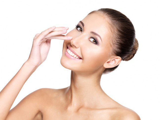 3. Krem pod oczyNałóż delikatnie krem pod oczy, który zawiera retinol lub peptydy, które będą pracować nad skórą wokół oczu, kiedy śpisz.