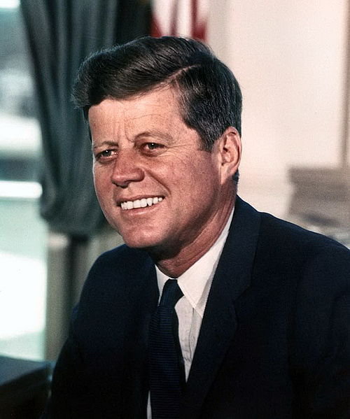 2. John F. Kennedy
2. John F. Kennedy
Legenda głosi, że Kennedy jadł lunch w łóżku, tak aby móc zaraz po nim zasnąć. Każda drzemka trwała około 1-2 godzin, a pokój miał być zaciemniony, żeby prezydent mógł dobrze wypocząć.