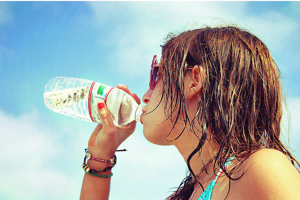 8. Woda dla szczupłej sylwetki
                                                    8. Woda dla szczupłej sylwetki
                                                                                                            Chcesz pozostać szczupła? Woda przyspiesza metabolizm i sprawia, że nie czujesz się głodna. Przed posiłkiem wypijaj szklankę wody. W ten sposób zmniejszysz apetyt. Jeśli napijesz się zimnej wody, twój organizm przyspieszy metabolizm, aby się rozgrzać. W ten sposób spali dodatkowe kalorie.
                                                                        