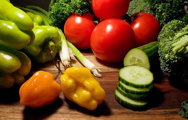 6. Kalorie nie mówią o wartości odżywczej danego produktuW trakcie diety polegającej na znaczącym ograniczeniu kalorii spożywanych w ciągu dnia, często nie zwracamy uwagi na składniki odżywcze zawarte w produktach spożywczych. To z kolei często skutkuje niedoborami witamin czy mikroelementów w organizmie.