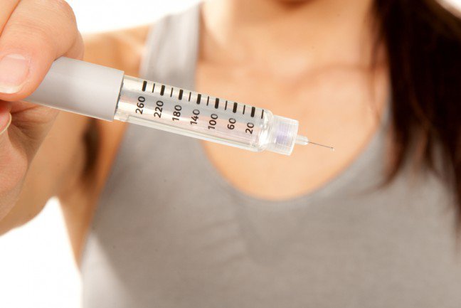 8. Dieta hCGDieta ta łączy niebezpiecznie niską ilość kalorii (500 kalorii dziennie) z zastrzykami hormonalnymi lub kroplami podjęzykowymi z gonadotropiną kosmówkową, czyli właśnie hCG.