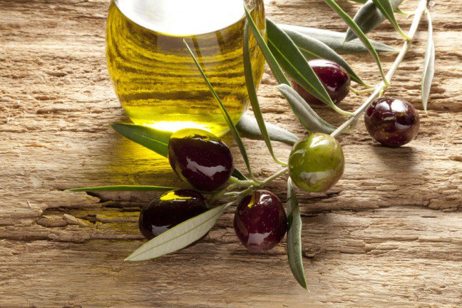 10. Produkty bogate w jednonienasycone kwasy tłuszczoweBadania naukowe potwierdzają, że żywność obfitująca w zdrowe kwasy tłuszczowe, może usprawnić proces redukcji zbędnych kilogramów. Z tego względu warto włączyć do codziennej diety olej rzepakowy, oliwę z oliwek, orzechy, awokado oraz tłuste ryby, takie jak łosoś czy makrela.
