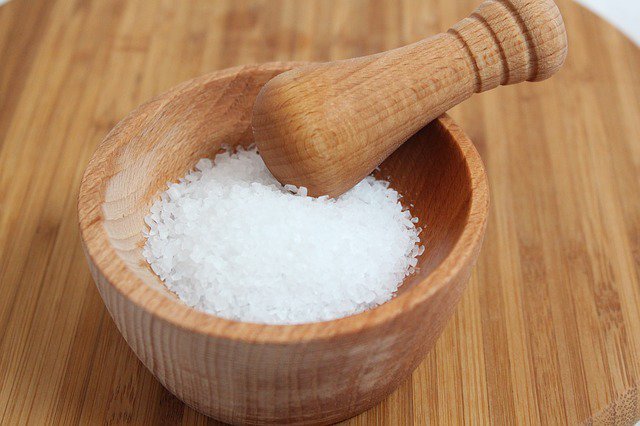 10. Czy jesz za dużo soli?Twój organizm potrzebuje soli. Ale większość z nas spożywa więcej soli, niż wynika to z dziennego zapotrzebowania, które wynosi około 2300 miligramów na dzień. Taka ilość odpowiada jednej małej łyżeczce. Możesz być zaskoczony, że niektóre produkty zawierają bardzo dużą ilość soli. Sprawdź które.