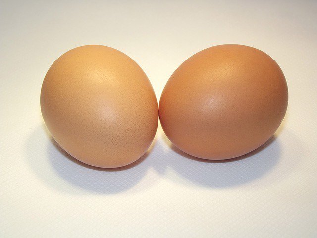 10. Stanowią bogactwo składników odżywczychJedno jajko jest źródłem wielu składników odżywczych niezbędnych do prawidłowego funkcjonowania organizmu, takich jak witamina A, kwas foliowy, witaminy z grupy B, fosfor oraz selen.