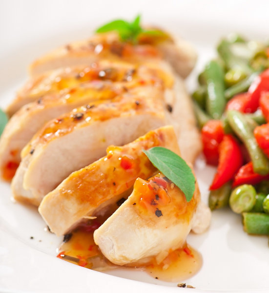 9. Mięso stanowi ważny element diety każdego człowiekaChude mięso drobiowe oraz ryby powinny regularnie pojawiać się w naszym menu. Produkty te dostarczają organizmowi pełnowartościowe białko, które stanowi ważny element budulcowy komórek, tkanek i narządów.