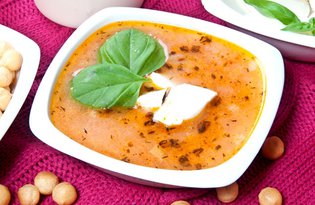 Zupa pomidorowa z mozzarellą i groszkiem ptysiowym