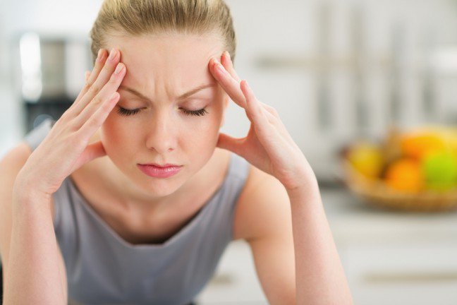 10. StresWszystko, co zwiększa poziom stresu może przyczynić się do bólu głowy lub migreny. Dokładna przyczyna nie jest znana, jednak mogą to być czynniki związane z podwyższoną wrażliwością przekaźników bólu w mózgu. Zmiany w mózgu również mogą powodować migreny.
