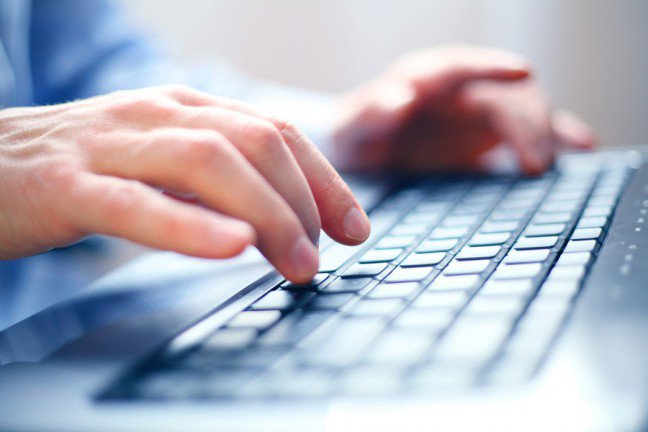 7. Cyberzdrada
7. Cyberzdrada
Romanse w sieci, przykładowo, pozwalają komputerom wejść do sypialni na wiele sposobów. Zdrada może zdarzyć się online, bez jakiegokolwiek kontaktu fizycznego czy nawet zobaczenia drugiej osoby. Niemniej jednak to nadal akt niewierności. Najnowsze badania wykazały, że mężczyźni nie uznają romansu w sieci za zdradę, gdyż nie nastąpił kontakt fizyczny, kobiety jednak nie zgodziły się z tym stwierdzeniem.
