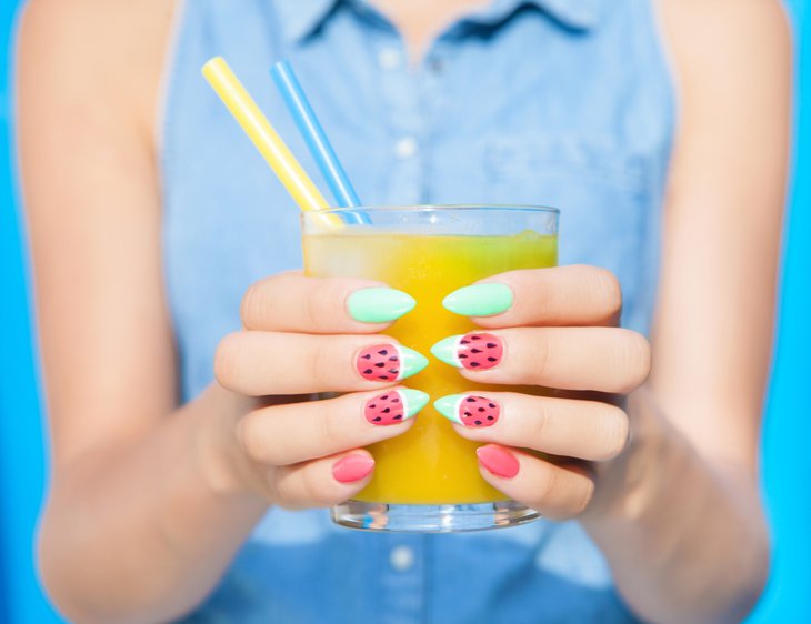 Piękny arbuzowy manicure na lato to jeden z popularnych trendów wakacyjnych