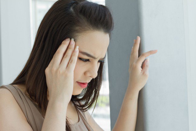 9. Unikaj przyczyn migrenyPostaraj się rozpoznać, co wywołuje u ciebie migrenę. Czynnikami powodującymi atak mogą być: zmiany pogody, zmiany trybu życia, określone pokarmy, alkohol, hałas, niepokój czy stres. Kiedy będziesz znać przyczynę, łatwiej będzie ci uniknąć ataków.