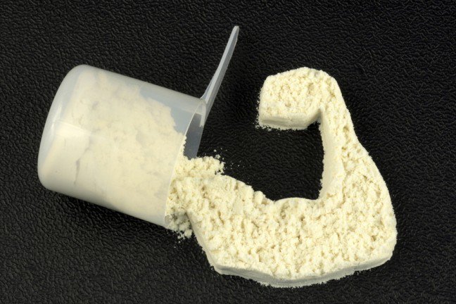 6. Serwatka w proszkuNie każdy dobrze toleruje produkty pochodzenia mlecznego, takie jak: mleko, sery czy jogurty, zawierające w składzie serwatkę. Doskonałą alternatywą dla nich jest serwatka w proszku, która stanowi doskonały dodatek do smoothie wielowarzywnego.