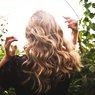 Blond włosy – pielęgnacja i modne odcienie