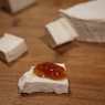 Ser camembert i dressing paprykowy