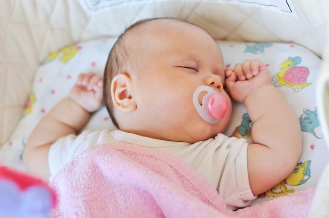 10. Układaj dziecko na plecachJednym ze sposobów na zmniejszenie ryzyka SIDS jest układanie dziecka do snu na plecach. Gdy śpi na brzuchu, dochodzi do nacisku na szczękę, zwężenia dróg oddechowych i zaburzeń oddychania. Pozycja snu na plecach wskazana jest do ukończenia przez dziecko 12 miesiąca życia.