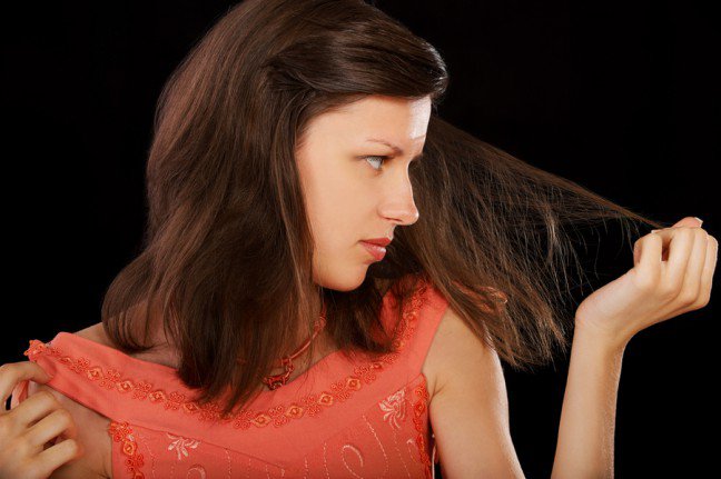 10. Przyczyny przerzedzenia włosówPrzerzedzenie włosów może być wynikiem stresu, nieodpowiedniej diety, chorób tarczycy czy zaburzeń hormonalnych. Wrażenie rzadkich włosów ma również związek z budową włosa, który może mieć cienką strukturę.