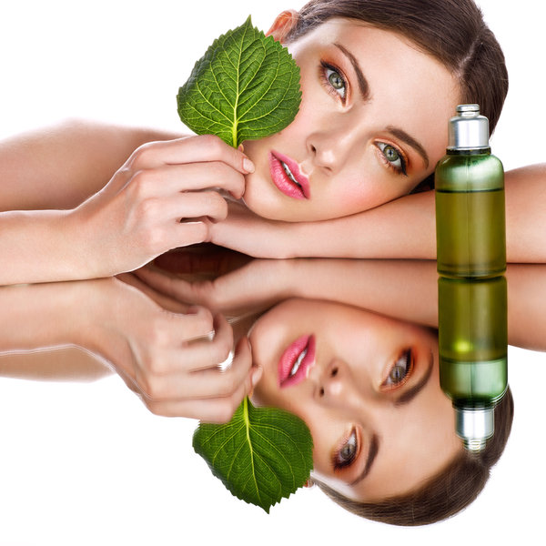 9. NawilżenieSerum nawilżające to dodatkowe odżywienie skóry. Serum zawiera skoncentrowaną dawkę środków nawilżających i antyoksydantów, których nie mają inne kremy. Wybieraj produkty ze składnikami, takimi jak aloes, gliceryna lub ekstrakty botaniczne, gdyż sprawiają one, że skóra jest odpowiednio nawilżona i świeża.