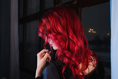 Intensywnie czerwone włosy to trend dla odważnych i pewnych siebie kobiet