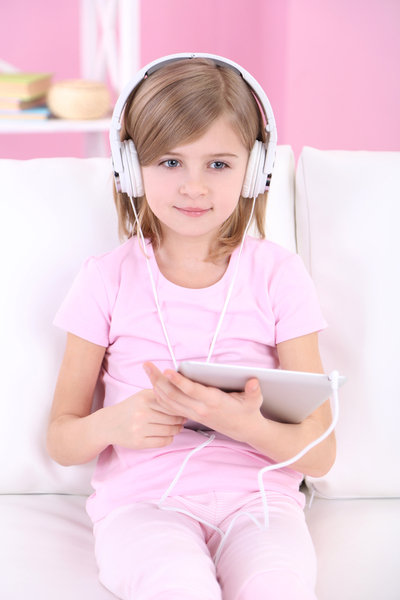 4. Słuchanie audiobookówDzieci uwielbiają ciekawe historie, więc w sytuacjach, gdy nie możesz opowiedzieć ich lub przeczytać potomkowi samodzielnie, włącz jeden z audiobooków. W ten sposób dziecko nie będzie się nudzić, a ty spokojnie zajmiesz się własnymi obowiązkami.