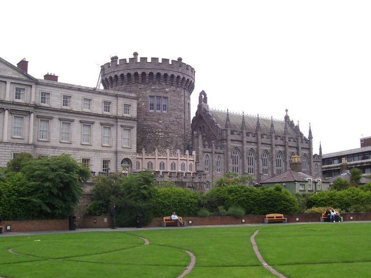 Dublin Castle – został zbudowany na początku XIII w. Zawiera pozostałości fortu Wikingów z IX w. Przez 700 lat postrzegano go jako symbol władzy angielskiej, więc był obiektem ataku w trakcie każdego z irlandzkich powstań. Nigdy go jednak nie zdobyto.