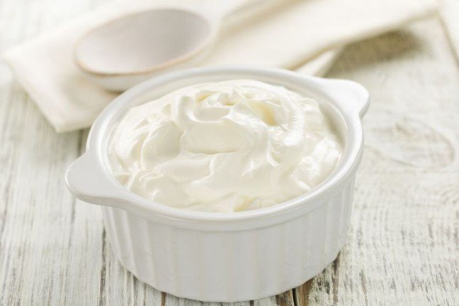 5. Jogurt niskotłuszczowyNie ma nic złego w spożywaniu nabiału, jednak jogurt to zbyt mało, aby się najeść. Po tak ubogim posiłku szybko stajemy się godni. W zależności od wagi i aktywności fizycznej, zalecane jest spożywanie śniadań liczących od 250 do 400 kcal. Tak więc do jogurtu warto dodać choćby garść płatków owsianych.