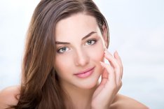 9. Problematyczne poryWiele czynników powoduje, że zatykają się pory: nadmiar sebum, pocenie się, kurz, makijaż i nawet pozostałości kosmetyków, które mają za zadanie oczyszczać skórę. Aby zapobiec powstawianiu pryszczy, warto wprowadzić zabieg głęboko oczyszczający do nawyków pielęgnacyjnych. Oto 8 sposobów na oczyszczenie porów.