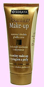Aksamitny make-up z wyciągiem z perły