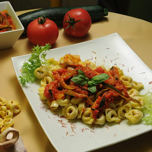 Tortellini w sosie z cukinii i pomidorów