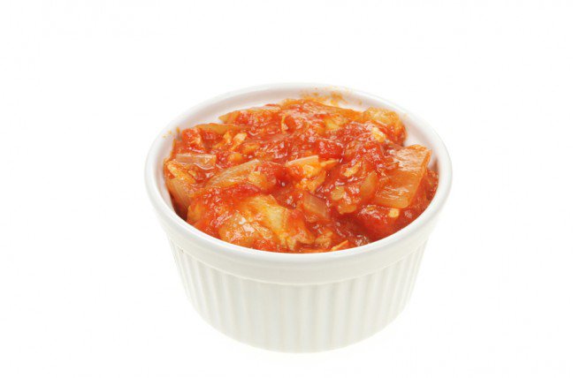 3. S艂odko-kwa艣ny sos chutneyGotuj zielone lub czerwone pomidory z cebul膮, br膮zowym cukrem, imbirem i octem, dop贸ki nie zmieni膮 si臋 one w聽g臋st膮 b艂yszcz膮c膮 mas臋. Taki sos jest doskona艂ym dodatkiem do da艅 kuchni indyjskiej. Mo偶na go te偶 wykorzysta膰 jako聽dodatek do da艅 z grilla.