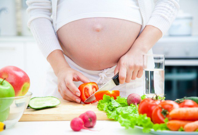 9. Dieta podczas ciążyOdpowiednie odżywianie podczas ciąży jest bardzo ważne. Warzywa są kluczową częścią codziennej diety. Mięso, jajka i ryby są dobrym źródłem białka i minerałów, ale zalety spożywania świeżych warzyw nie mogą być ignorowane. Oto warzywa, które kobieta w ciąży powinna jeść, aby dbać o zdrowie własne i dziecka.