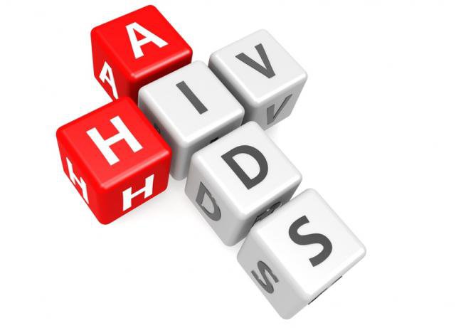 4. Wirus HIVWirus HIV powoduje AIDS. Rozprzestrzenia się on wraz z krwią. Może być przenoszony drogą płciową lub poprzez zakażone igły. Kobiety w ciąży mogą przenosić wirus na swoje dziecko. Wciąż nie ma wynalezionej szczepionki lub lekarstwa na HIV, ale wczesne rozpoczęcie leczenia pomoże organizmowi w walce z wirusem. HIV może nie dawać objawów przez wiele lat. Jedynym sposobem, aby dowiedzieć się, czy nie jesteś zarażony jest test z krwi. Jeśli twój wynik okaże się pozytywny, będziesz musiał zrobić drugi test, aby go potwierdzić.