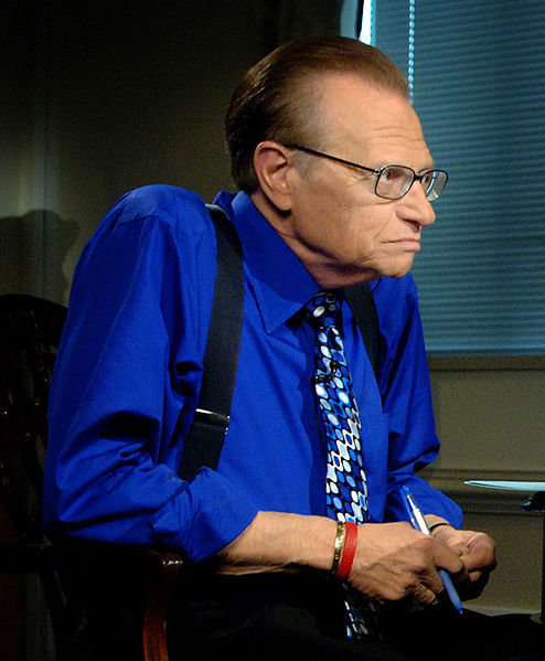3. Larry KingProwadzący popularny amerykański talk-show ma cukrzycę typu 2. Cukrzyca podnosi ryzyko chorób serca, udaru, chorób nerek i innych poważnych problemów zdrowotnych. King poddał się operacji wszczepienia by-passów. Cukrzyca jednak nie była jedynym powodem: King był nałogowym palaczem, a palenie jest szkodliwe dla serca. Teraz jednak King dba o cukrzycę, nie pali i wspomaga swoje serce i resztę ciała.