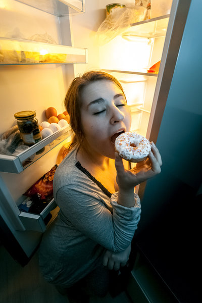 2. ŚwiadomośćPrawdopodobnie ochota na cukier przychodzi o określonych porach w ciągu tygodnia. Uczucie nudy, zdenerwowania lub siedzenie do późna w nocy sprawiają, że zazwyczaj jesz wtedy coś słodkiego. Świadomość takich chwil jest ważna – planuj posiłki i zdrowe przekąski odpowiednio do tych sytuacji.