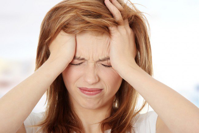 9. Czym jest migrena?Migrena nie jest typowym bólem głowy. To ostry, pulsujący ból głowy po jednej stronie lub obu, trwający od kilku godzin do nawet kilku dni. Często jest poprzedzony tzw. „aurą” – objawami neurologicznymi, które przejawiają się w postaci drętwienia w nogach i rękach, plamkami światła przed oczami czy niewyraźnymi obrazami. Dodatkowymi objawami towarzyszącymi migrenie są wymioty i nudności oraz wrażliwość na światło i dźwięk.
