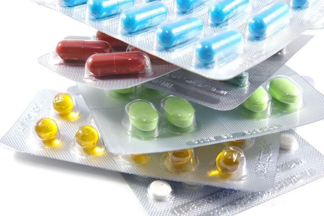 3. Nadmierna potliwość może być skutkiem ubocznym leku
3. Nadmierna potliwość może być skutkiem ubocznym leku
Leki sprawiają, że czujemy się lepiej, jednak niektóre mogą powodować własne objawy. Potliwość może być skutkiem ubocznym kilku rodzajów leków, np. antydepresantów, niesteroidowych leków przeciwzapalnych, leków na nadciśnienie, stosowanych w leczeniu raka i niektórych leków na cukrzycę. Jeżeli leki sprawiają, że bardzo się pocisz, skonsultuj się z lekarzem na temat zmiany dawki lub leku.