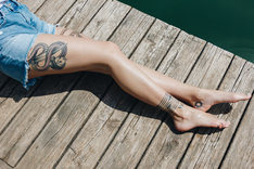 Tatuaż na nodze jest coraz częściej wybierany przez kobiety.