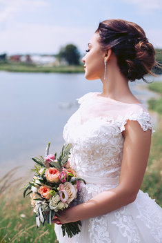 Suknia ślubna z koronki to ponadczasowy klasyk spośród już od wielu sezonów.