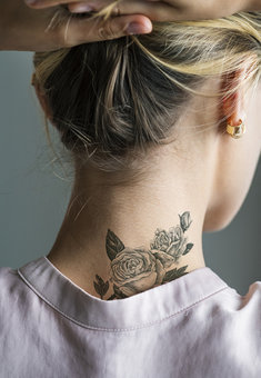 Tatuaż na szyi wzbudza tyle samo kontrowersji, co zaciekawienia ze strony osób z otoczenia.