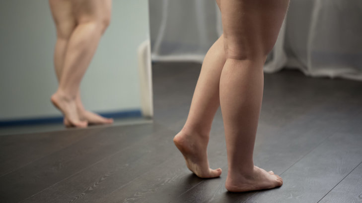 Zespół niespokojnych nóg ma trudne do opisania objawy.